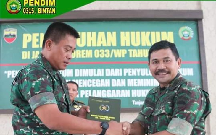 Dandim 0315/Bintan dan Ketua Persit KCK Cabang LV Kodim 0315/Bintan Hadiri Penyuluhan Hukum oleh Tim Kum Dam I/BB