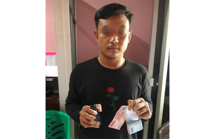 Pelaku saat ditangkap beserta barang bukti