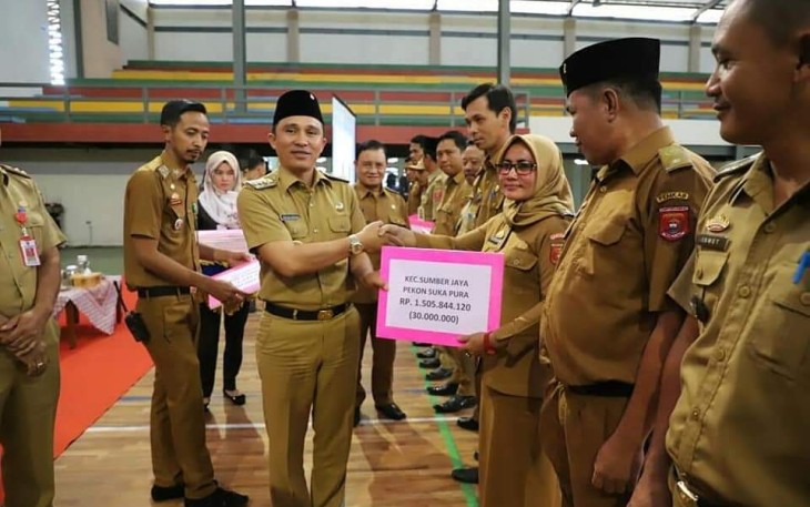 Bupati Lampung Barat Parosil Mabsus Menyerahkan Reward Kepada Pekon Berprestasi di GOR Ajisaka