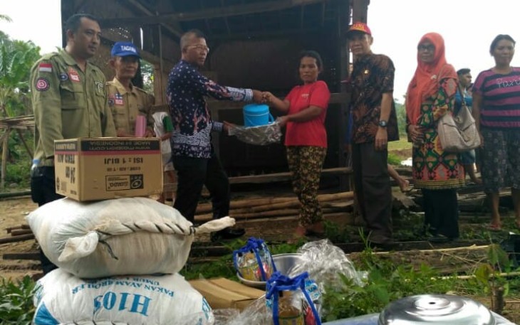 Kepala Dinas sosial Kabupaten Pringsewu Bambang Suharmanu Menyerahkan Bantuan Pada Korban Banjir Sungai Way Waya di Dusun Sukamaju Pekon Madaraya Kecamatan Pagelaran Utara