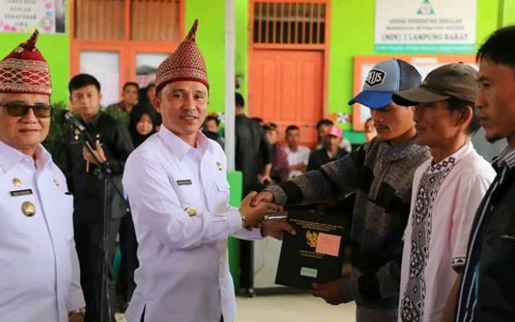 Bupati Bagikan 383 Sertifikat di Pekon Argomulyo
