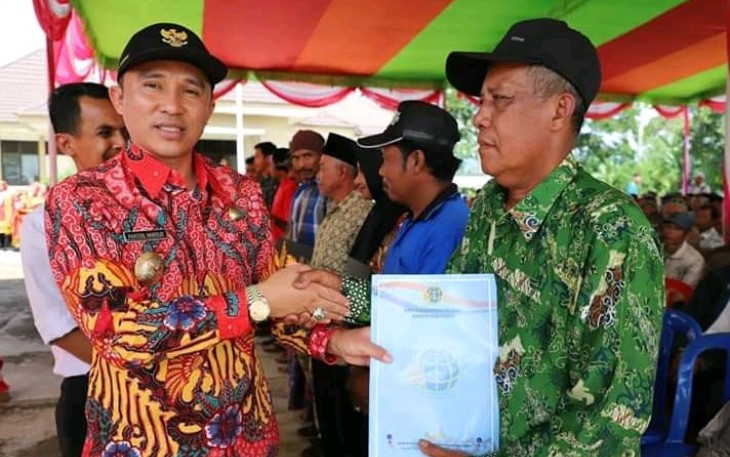 Bupati Lambar Bagikan 593 Sertifikat ke Warga Pekon Marang Jaya