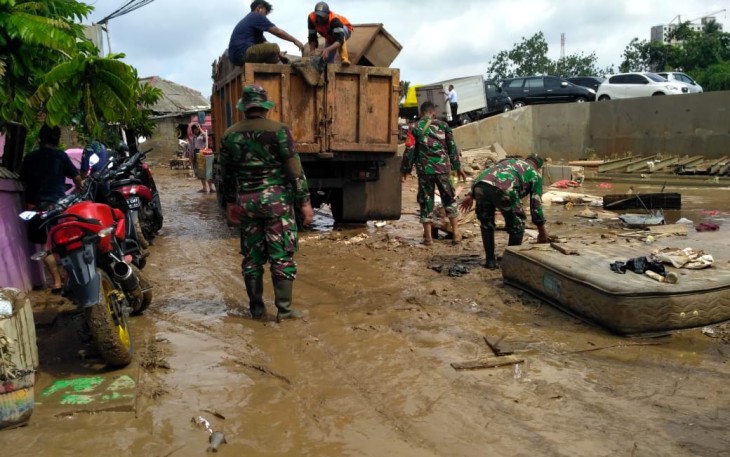 Anggota TNI Bantu Warga Bersihkan Lumpur dan Sampah Banjir