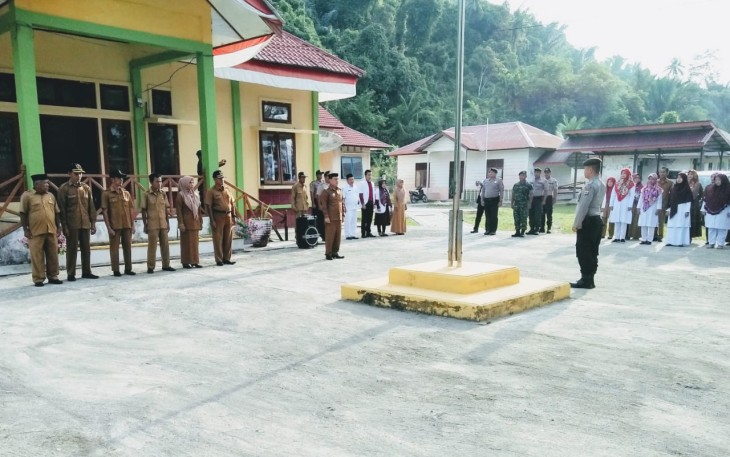 Camat Teupah Barat Misrahudin SE saat memimpin apel pagi perdana
