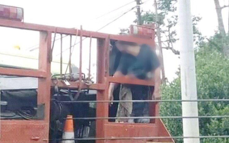 Korban saat tergencet di sela badan truk. Foto : Berandang.com