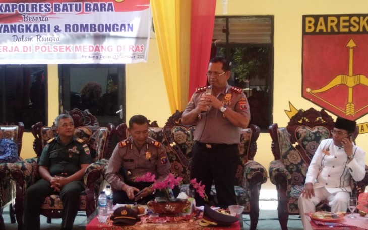 Kapolres Batu Bara AKBP Ikhwan Lubis SH MM memberikan kata sambutan pada acara Kunjung Kerja di Polsek Medang Deras.