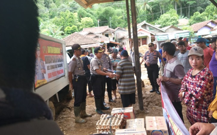 Polres Tanggamus dan Polres Pringsewu Serahkan Bantuan ke Korban Banjir Semaka