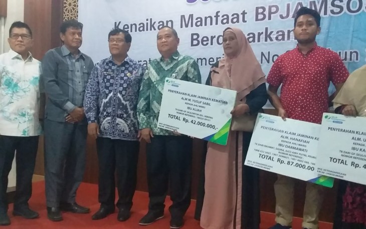 Tiga Keluarga Ahli Waris Terima Santunan BPJS Ketenagakerjaan
