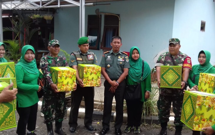 Dandim 0505/Jakarta timur berikan Bantuan Bingkisan Sembako ke warga Komplek