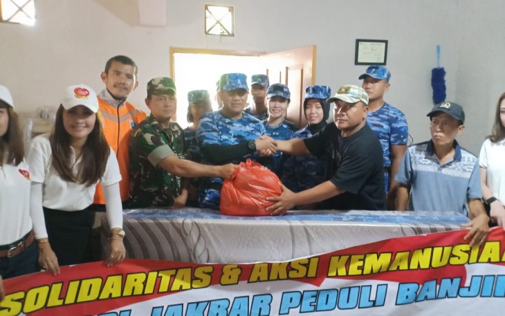 Kodim 0503/JB dan Walikota Jakbar Bersama HDCI Beri Bantuan Ke Korban Banjir