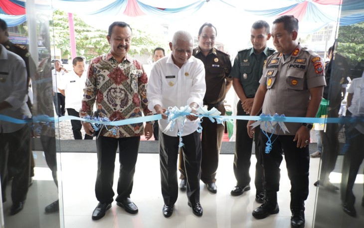 Pemotongan pita oleh Bupati Asahan tanda diresmikannya kantor Inspektorat