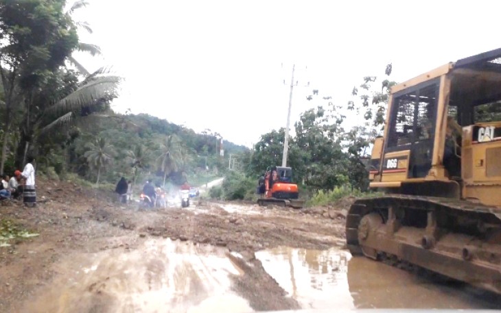 Kondisi Jalinbar Semaka pasca terjadi longsor dan banjir