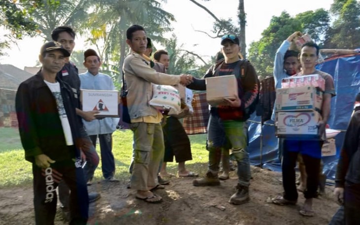 Penyerahan bantuan secara simbolis kepada warga korban longsor oleh perwakilan GBS ONTEL