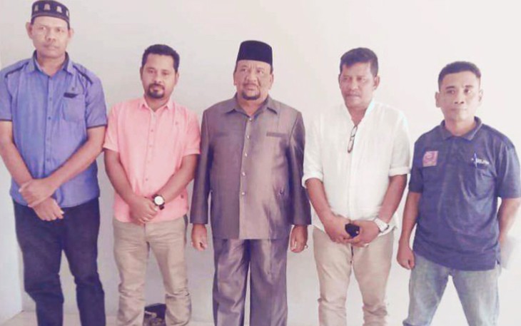 Bupati Bireuen H Saifannur S.Sos (Tengah) Berpose Bersama Dengan Para Ketua Lembaga  Wartawan Bireuen (PWI. PWA. PPWI dan AJI) Seusai Menerima Penghargaan WTP kali ke V di Kantor BPK RI Perwakilan Aceh pada Masa Dua Tahun Silam.