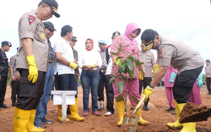 Kapolda Bengkulu Saat melakukan penanaman pohon di pekarangan Mapolres Benteng