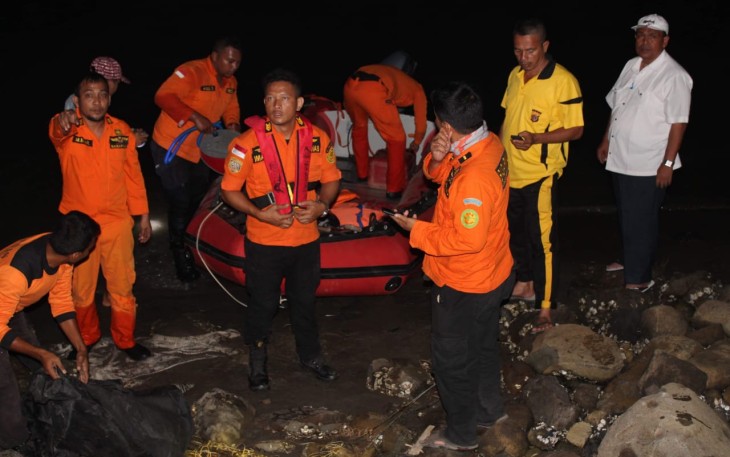 Tim SAR BPBD Pemkab Bireuen turut dibantu unsur Muspika setempat terlihat sedang bersiaga untuk memulai aksi pencarian terhadap sosok Bakhtiar Makyah yang disinyalir telah tenggelam dan hanyut dibawa air laut diseputaran pesisir Kuala Induk Kecamatan Samalanga Kabupaten Bireuen Rabu 15 Januari 2020.