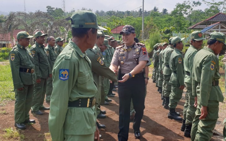 TNI-Polri Berikan Pelatihan Linmas Desa Adisana 