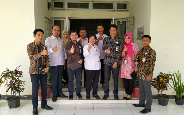 Foto bersama dalam kunjungannya