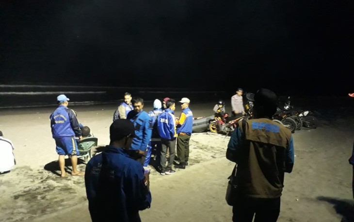 Tim gabungan tampak standby untuk melakukan pencarian terhadap korban di Pinggir Pantai Panjang Bengkulu