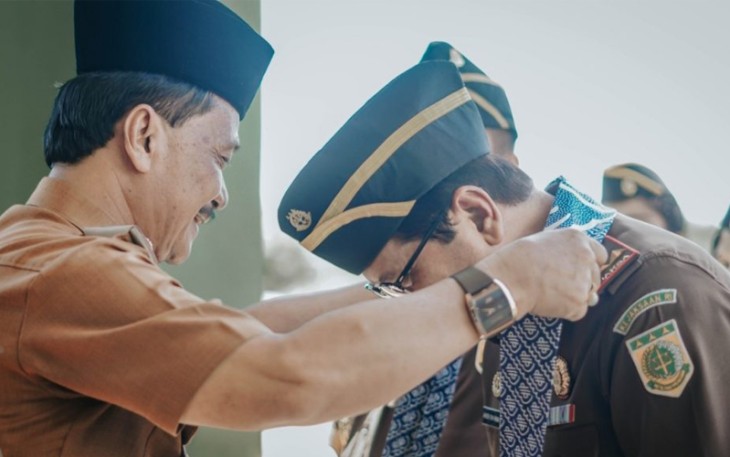 Pengalungan sal kepada Kajari Bengkulu Tengah oleh Bupati Bengkulu Tengah