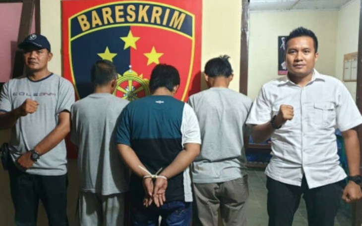 Pelaku Penadah Barang Hasil Curas (tengah) saat diamankan