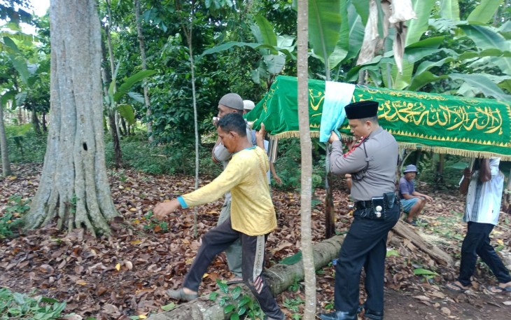 Kapolsek Pulau Panggung Antarkan Warganya Hingga ke Pemakaman