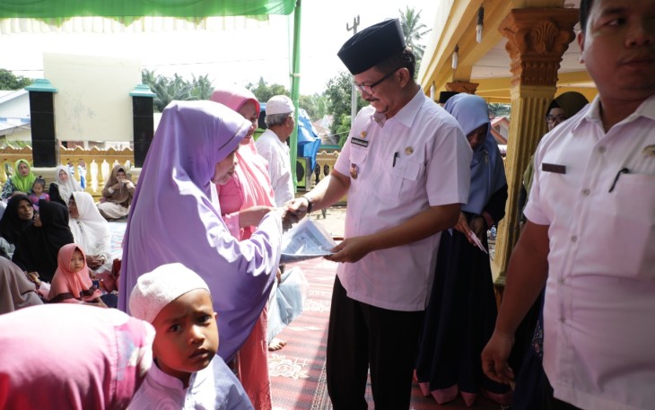 Mewakili Bupati Asisten Perekonomian dan Pembangunan Drs Bambang Hadi Suprapto memberikan sertifikat ke warga