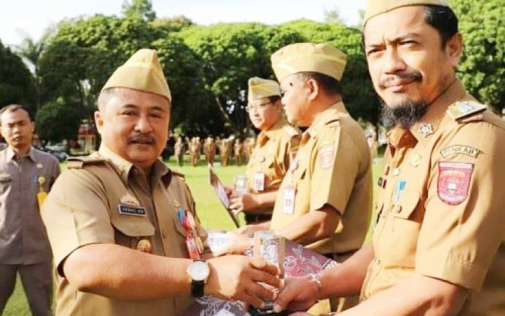 Sekdakab Akmal Abd Nasir saat memberikan penghargaan