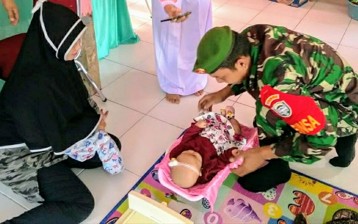 Babinsa Koramil 05/Simbar Kodim 0115/Simeulue Sertu Habber Harahab membantu warga desa binaannya untuk melaksanakan kegiatan Posyandu Sayang Ibu bertempat di Desa Malasin.