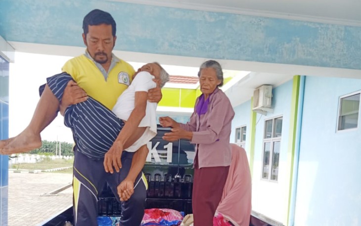 Kades Melati Harjo terpaksa membawa warganya yang sakit menggunakan mobil bak carry karena butuh pertolongan medis secepatnya di rumah sakit
