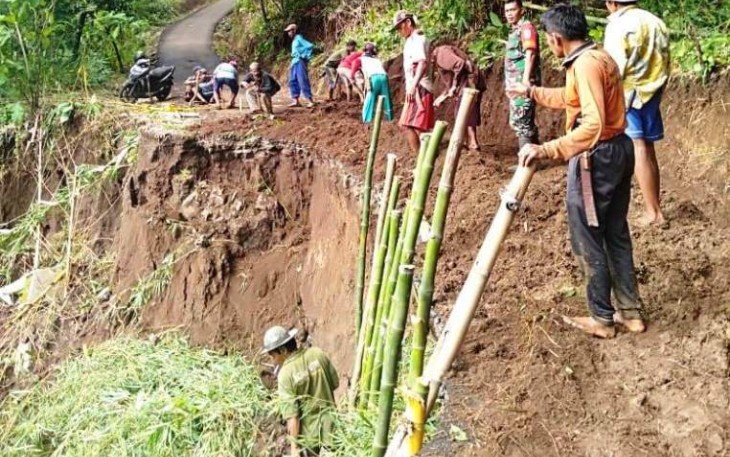Warga Galuhtimur Brebes Buat Akses Jalan Darurat