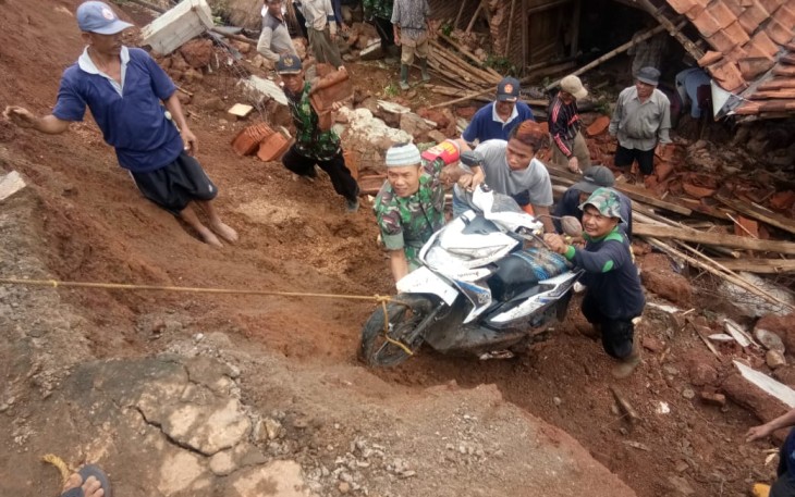 Proses evakuasi barang-barang berharga milik warga