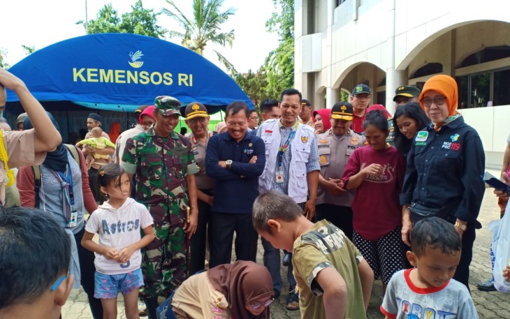 Dandim 0505/Jakarta Timur Dampingi Menteri Kesehatan dan Sosial Tinjau lokasi Banjir