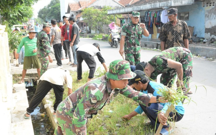 Desa Dukuhwringin Ganteng TNI Bersihkan Saluran Air