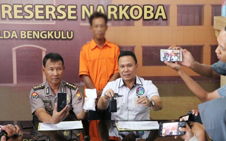 Kabid Humas Polda Bengkulu Kombes Pol Sudarno S.Sos MH didampingi Kasubdit III Ditres Narkoba Polda Bengkulu Kompol M. Simaremare saat ekpose tersangka dan barang bukti