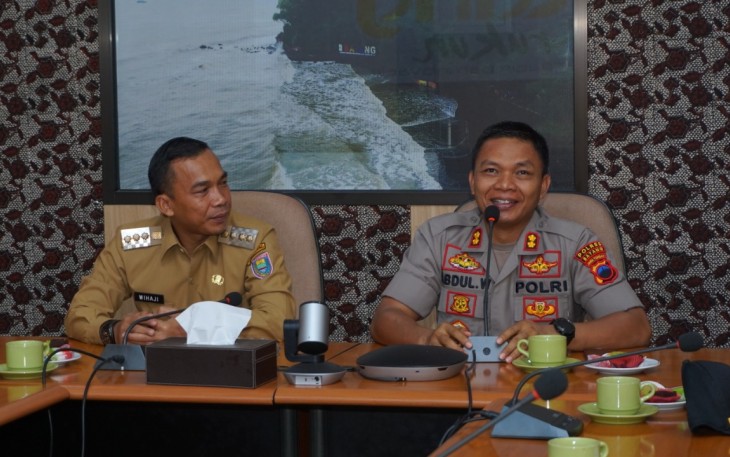 Kapolres AKBP Abdul Waras (kanan) saat bersama Bupati Wihaji