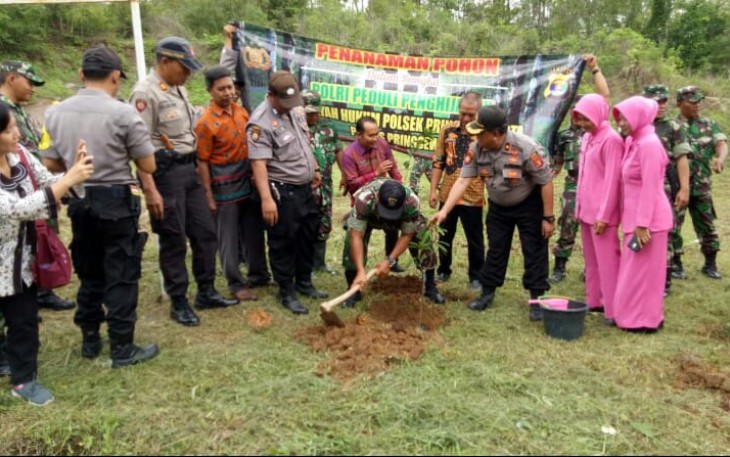 Giat tanam pohon oleh Polsek Pringsewu Kota dan Koramil Pringsewu serta Uspika Ambarawa 