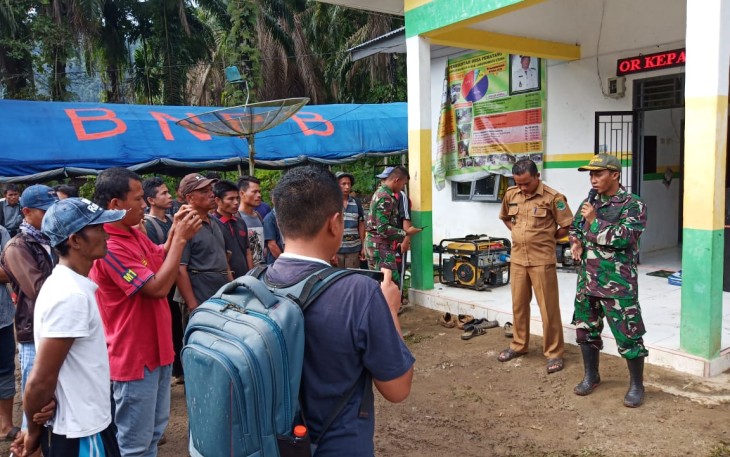 Dandim 0209/LB Pimpin Pembagian tugas Penangulangan Bencana Kepada Semua Tim Di Kantor Desa