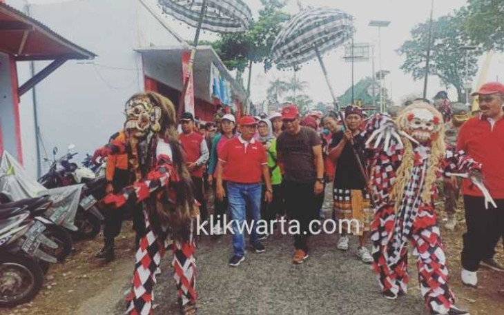 Bupati dan Wakil Bupati Blitar saat menghadiri HUT WHDI Blitar ke- 32