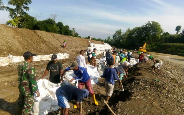 Ratusan Orang di Ketanggungan Brebes Bantu Kuatkan Tanggul Sungai Babakan Dengan Jumbo Bag