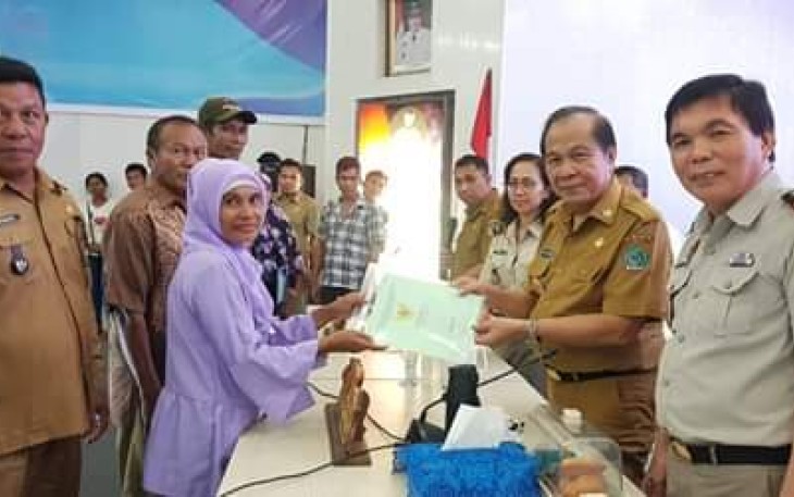 Walikota Bitung bersama kepala BPN kota Bitung menyerahkan sertifikat PTSL kepada masyarakat