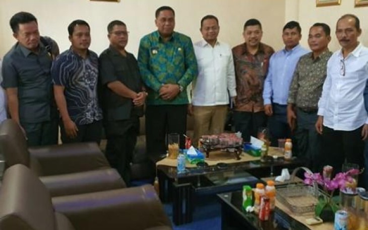 Pihak Pemkab Bupati Aceh Singkil Dulmusrid foto bersama saat bertemu dengan Pihak Pemkab Pak Pak Bharat di Kantor Bupati setempat.