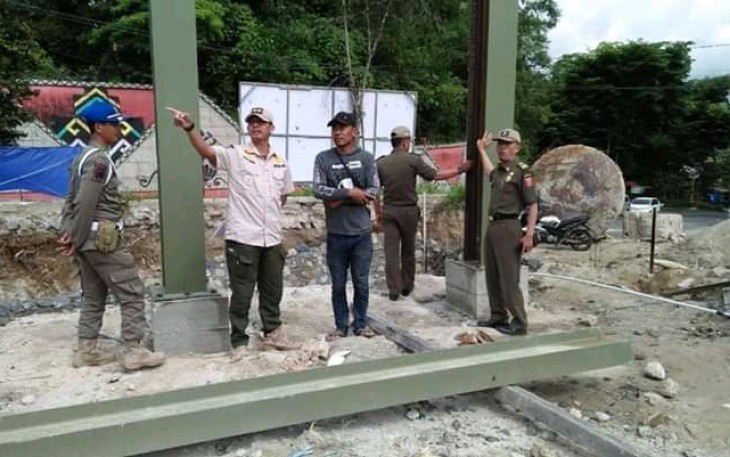 Kasatpol PP Haiza Rinca Didampingi Kabid Penegakan Perda Dan Perbup Sukardi Berada Dilokasi SPBU 