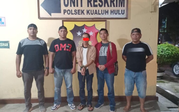 Pelaku (diborgol) saat diamankan