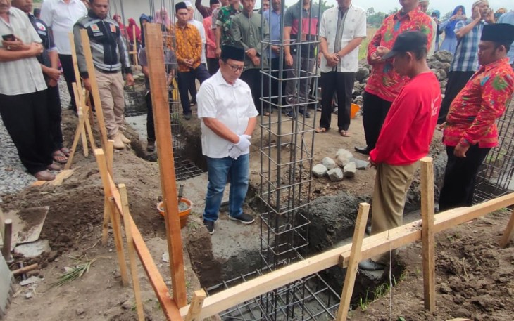 Bupati Rijanto saat di lokasi peletakan batu pertama pembangunan Asrama Yatim Dhuafa 