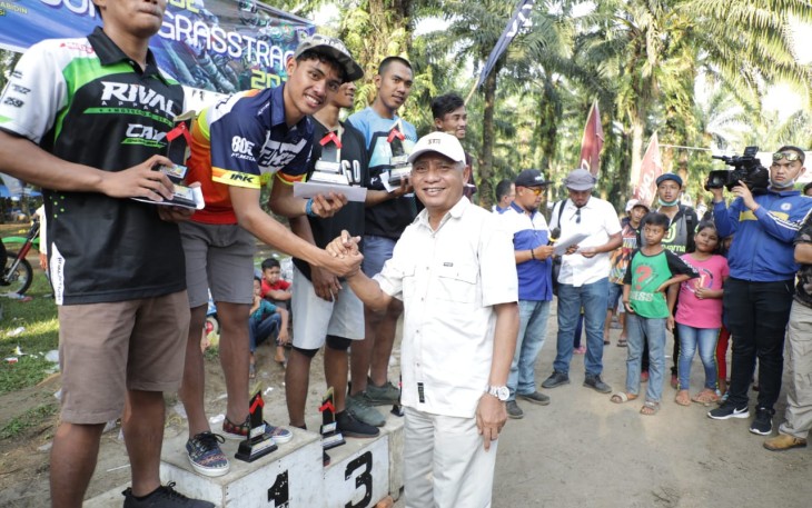 Bupati Asahan Serahkan Hadiah Kepada Para Pemenang Aek Bange Super Grass Track Ke IV Tahun 2020