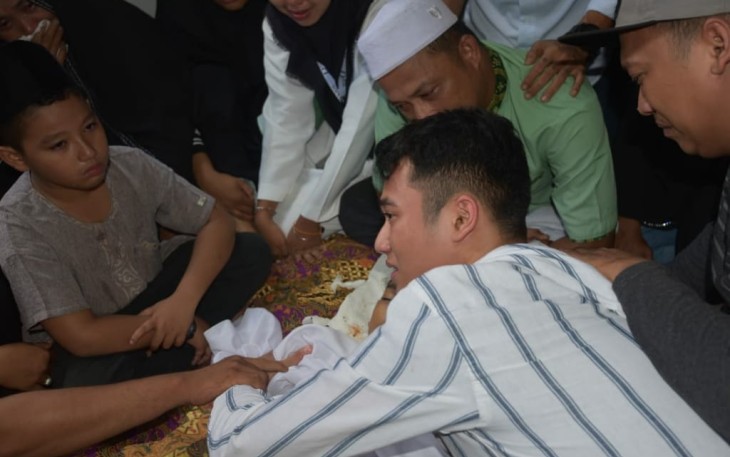 Defri saat tiba di rumah duka