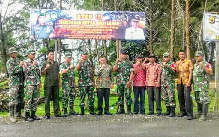 Camat Ikut Bersama Posramil 07/Teupah Barat Pasang Spanduk Karhutla