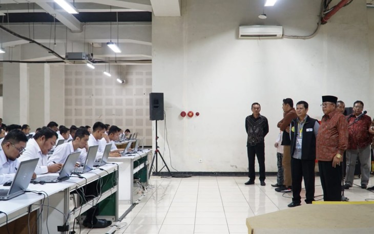 Plt Walikota Blitar Santoso saat mengunjungi lokasi pelaksanaan SKD CPNS Kota Blitar tahun 2019