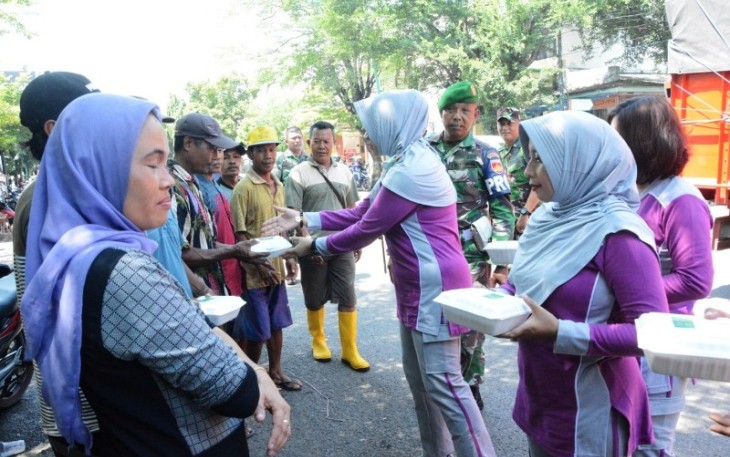 Persit Brebes Bagikan Nasi Kotak di Jalanan Terminal dan Pasar